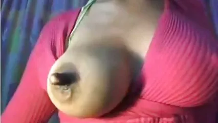 صوفے پر اس نے اپنے آپ کو ہوس الکسیس از کون بھری بلی میں مالش کرنے والے کو دے دیا۔