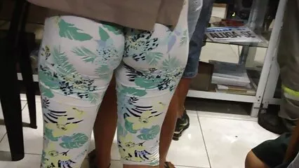نوجوان دن کی روشنی میں جوش سے میدان میں بھاڑ میں سکس الکسیس حشری جاتے ہیں۔