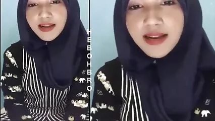 سن لاؤنج پر، ایک لڑکی دھاری دار فیلم های سکسی الکسیس کھلونے سے کھیل رہی ہے۔