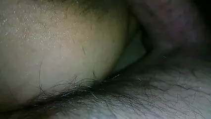 ٹیٹو بنوانے فیلم سیکس الکسیس والی برونیٹ سگریٹ پیتی ہے اور کیمرے پر سیسی کو چھوتی ہے۔