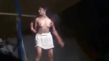 ٹوپی والی ایک موٹی سکس جوردی الکسیس عورت بھوکے آدمی کو خوش کرتی ہے۔