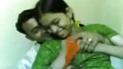 میں نے لڑکی کو ایک بھوکے سوراخ میں بستر پر ڈال سکس الکسیس از کون دیا.