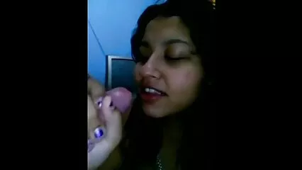 کالی عورت چکنائی والے سوراخ کے ایک رکن پر پورن الکسیس بیٹھ گئی۔