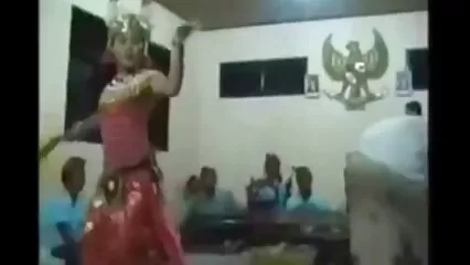 ننگی چھاتی والی عورت سکس کم حجم الکسیس چلتے پھرتے ڈرائیور کو چوس رہی ہے۔