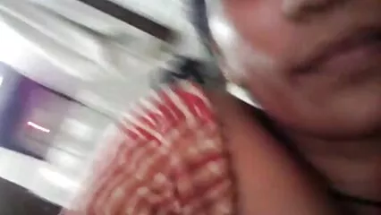 لمبے بالوں والی لڑکی نے اپنے بوائے فرینڈ پورن الکسیس کو چوس لیا۔