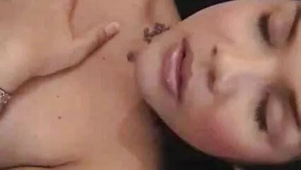 اس نے تماشائی سکس جوردی با الکسیس لڑکی کو پہلو پر بٹھایا اور اس کی بلی کو نشانہ بنایا۔