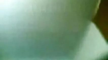 بیت الخلا پر بیٹھی، ایک شاندار بوسیدہ عورت اپنی سینے کو فالوس فيلم سكسي از الكسيس سے گوندھ رہی ہے۔