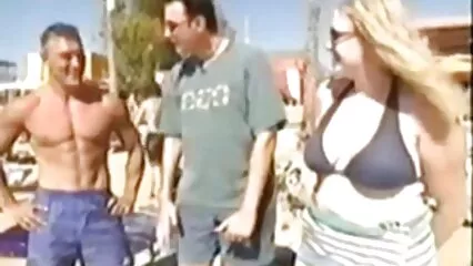 خوبصورت شرمیلی سنہرے بالوں والی ایک گاڑی میں اس کی فیلم سکسی الکسیس و عمو جانی پیٹھ پر fucked.