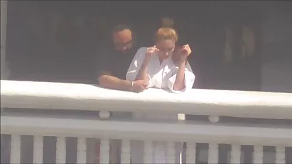 پٹی کے ساتھ ایک سنہرے بالوں والی نے اپنی ٹوپی فیلمسکسی الکسیس ڈھیلی کردی۔