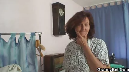 ایک نوجوان دانلود فیلم الکسیس تگزاس مذاق کرنے والے نے صوفے پر دادی میں ڈک چدایا۔