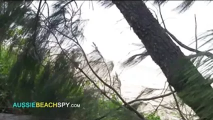 کنیز نے فیلمسکسی الکسیس اپنا ہاتھ اپنی پینٹی کے نیچے لے لیا اور بین کو چومنے لگی۔