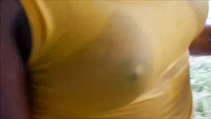 سرخ بالوں سکسی الکسیس والی خوبصورتی thong اور moans میں مشت زنی کرتی ہے۔
