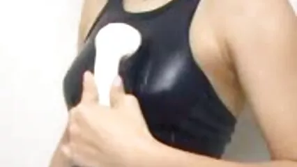اس کی بلی میں ایک dildo کے ساتھ ایک پتلی سنہرے بالوں والی صوفے الکسیس سکسی فیلم پر بیٹھی ہے.