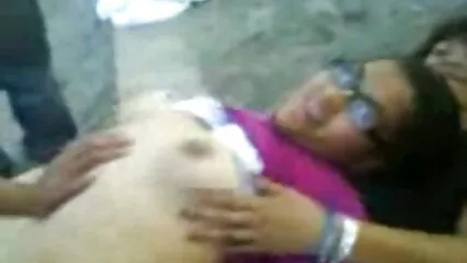 ہوس بھرے ٹرفل کو بستر میں بڑی گدی والی خواتین پسند تھیں۔ سکس الکسیس با کیر سیاه