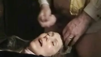 منحنی لچکدار خوبصورتی باتھ روم میں خاله الکسیس فیلم گیجٹ کے ساتھ مشت زنی کرتی ہے۔