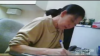 دفتر میں، باس سیکرٹری فیلم خاله الکسیس کو چودتا ہے.