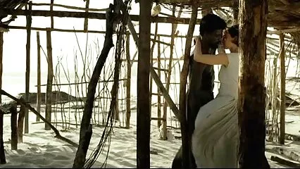 گتے کے ڈبوں پر ایک مطمئن لڑکی کو چودتی ہے۔ فیلم سکسی خشن الکسیس