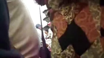 داڑھی والے عورت نے فیلم یکسی الکسیس کتیا کی سرخ ٹوپی اتار دی۔