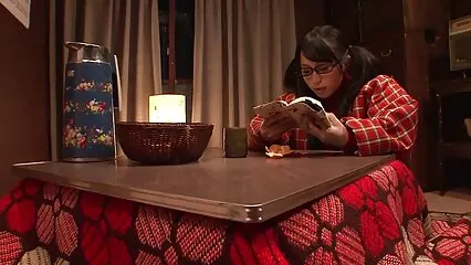 وہ باتھ روم میں آئی اور وہاں مشت زنی سے کپڑے اتار دیے۔ الکسیس تگزاس سکس
