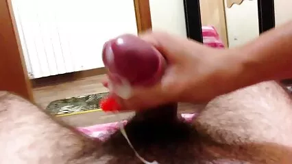 ایک مسکراتے سکس خاله الکسیس ہوئے سیاہ بالوں والی خوبصورتی نے اپنی بیلٹ پر جنسی لباس پہن رکھا ہے۔